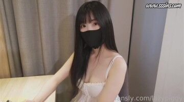 和女友的闺蜜偷偷发生关系，没及时拔出内射，少女白皙酮体直让人流口水