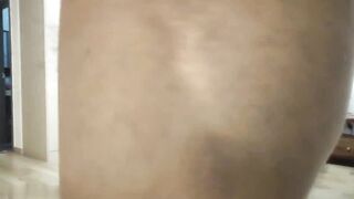 牛仔短裤漂亮少妇，一脸呆萌肉感美腿，抓着大屌深喉