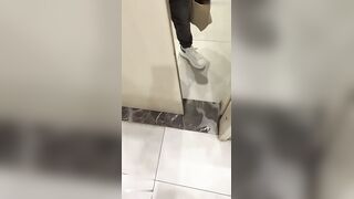 极品OL包臀裙街头勾引进男厕打炮：高跟肉丝后入爆操，女上骑出白浆无套内射全程