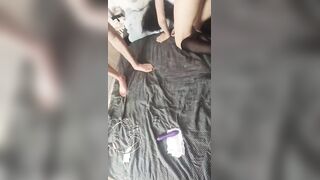 3P制服黑丝风骚学妹，露脸大秀让两个小哥各种玩弄，深喉草嘴口交菊花逼逼塞道具，淫声荡语草了骚逼干菊花