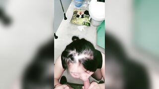 开档黑丝露脸风骚的大屁股少妇深夜跑到公测勾搭大哥激情啪啪，直接在厕所内口交大鸡巴躺在地上让大哥爆草