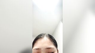 新下海极品19岁嫩妹，洗澡浴室自拍，正是青春的时候，粉嫩白皙，骚穴菊花美不胜收