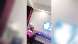 被男友操的心花怒放的【小骚货-上篇】笑着很开心，酒店后入长发锥子奶妹妹，多角度拍摄，最后口爆一嘴