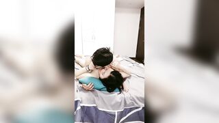 姐妹花一起伺候小哥激情啪啪【下篇】全程露脸情趣装诱惑，吃奶玩逼各种抽插，激情上位还让妹妹舔交合处真鸡巴刺激