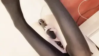 【极品福利姬】极品爆乳黑袜JK超短裙学生妹思思，假屌狂操自慰粉嫩白虎小穴