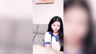 极品福利姬脱到一丝不挂诱惑观众，很漂亮的一线天