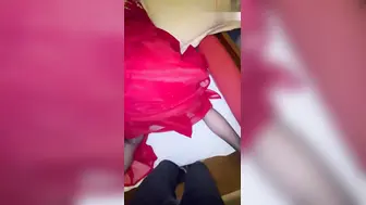 哄骗亲姐户外游玩穿上汉服旅拍，实际上是想爆操她的嫩逼，30的人了生过孩子 逼还这么美，夹着龟头收缩还一插一喷的简直爽死了！