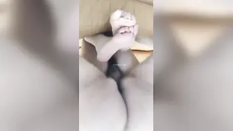 【姐弟乱伦】软磨硬泡姐姐终于同意用手和脚给我打飞机