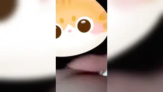 下雨天爸妈不在家和妹妹独处，趁她打王者开语音的时候，插入让她对着手机放肆淫叫