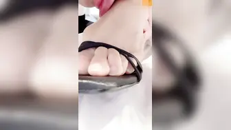 淫荡继母工作回来，让我给她放松一下，本来以为是帮她按摩，没想到继母说的放松一下，竟然是让她高潮！