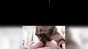 真实乱伦原创下雨天爸妈不在家和妹妹独处，趁她打王者开语音的时候，强行插入让她对着手机放肆淫叫