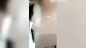 真实母子乱伦 用妈妈内裤撸管，杯里下药强奸