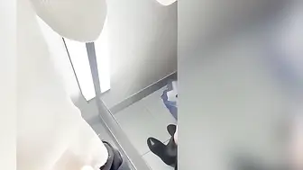 跟表妹在商场更衣室里面啪啪 太刺激啦
