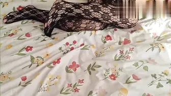 重口来袭 把尿和精液混在一起喂给老妈喝，直接给老妈喝吐了。
