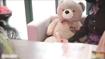 饥渴学生妹玩弄小熊的肉棒