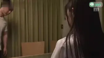 π389 偷笑着走光的妹妹-白桃花